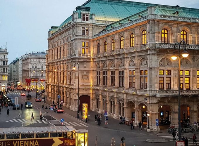 ايطاليا – النمسا مع الطيران